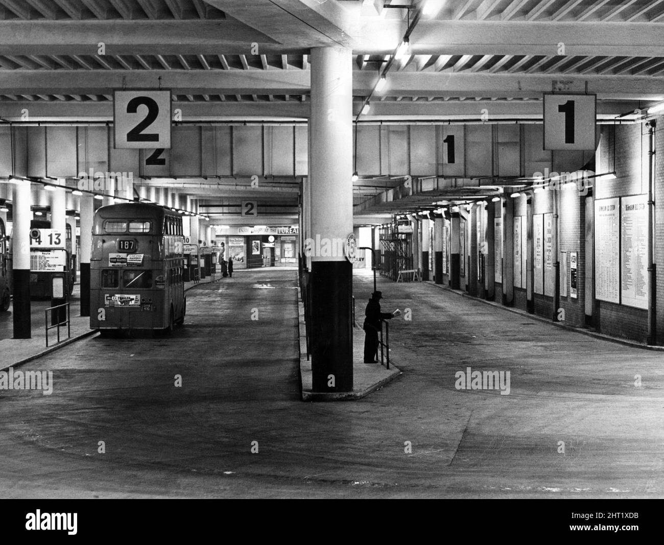 La scène au dépôt de bus Midland Red dans le Bull Ring Center. 23rd janvier 1965. Banque D'Images
