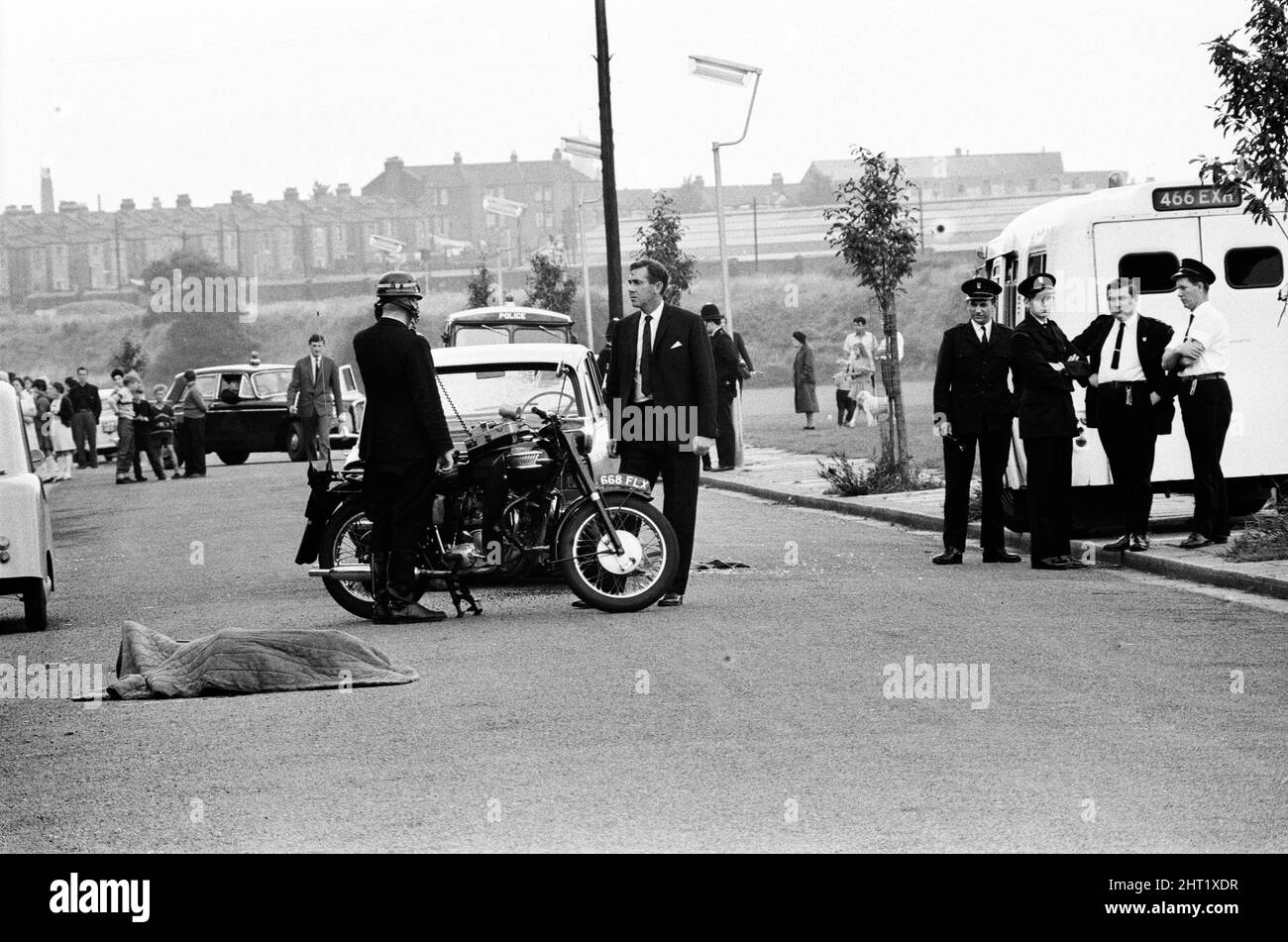 Trois policiers, le sergent-détective Christopher Tippett Head, 30 ans, le gendarme détective temporaire David Bertram Wombwell, 25 ans, et le gendarme Geoffrey Roger Fox, 41 ans, ont été abattus après avoir enquêté sur une fourgonnette bleue battue Standard Vanguard, stationnée dans la rue Braybrook, avec trois hommes assis à l'intérieur. Harry Roberts, John Edward 'Jack' Witney et John Duddy ont été reconnus coupables de leur meurtre. La scène dans la rue Braybrook après les meurtres. 12th août 1966. Banque D'Images