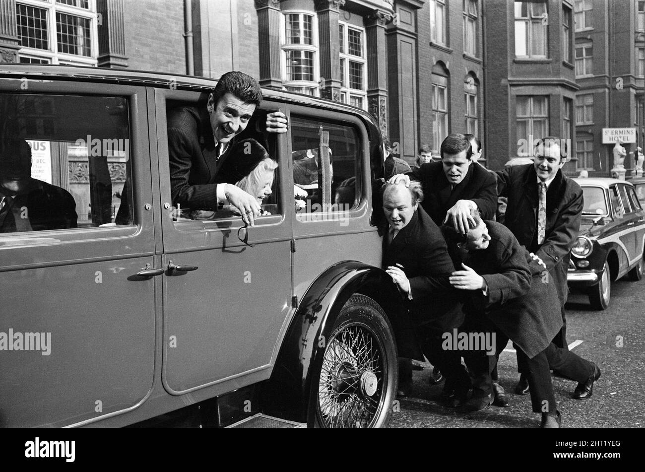 Le mariage d'Al Mancini et de Denny Dayviss au Caxton Hall, Londres. Les huit meilleurs hommes font la queue pour embrasser la mariée. Le pont et le marié sont photographiés dans une saloon Rolls Royce 1924 avec les huit meilleurs hommes, lance Percival, Jack Duncan, Frank Dux, Kenneth Cope, Roy Kinnear, William Rushton, Ronnie Carroll et Ned Sherrin, lui donnent une impulsion. 23rd novembre 1965. Banque D'Images