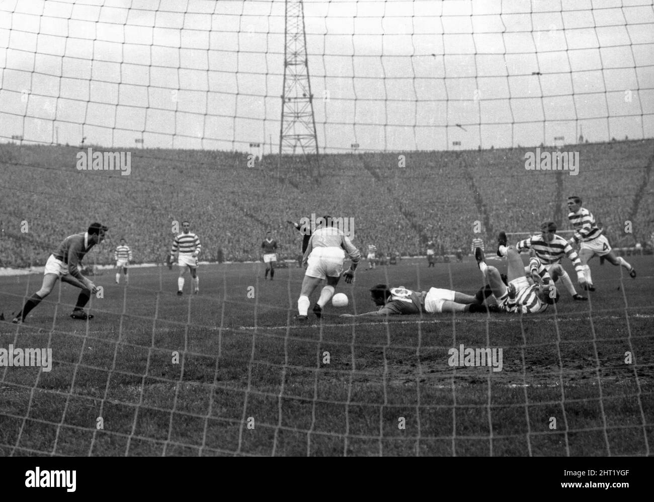 Celtic 1-0 Rangers, finale de la coupe de la Ligue écossaise, Hampden Park, Glasgow, Écosse, samedi 29th octobre 1966. Pas de pénalité, l'arbitre Tom ¿y¿harton Waves jouent alors que les Rangers Alex Smith s'étend dans le goalmouth celtique avec la défense celtique dans un enchevêtrement. Banque D'Images