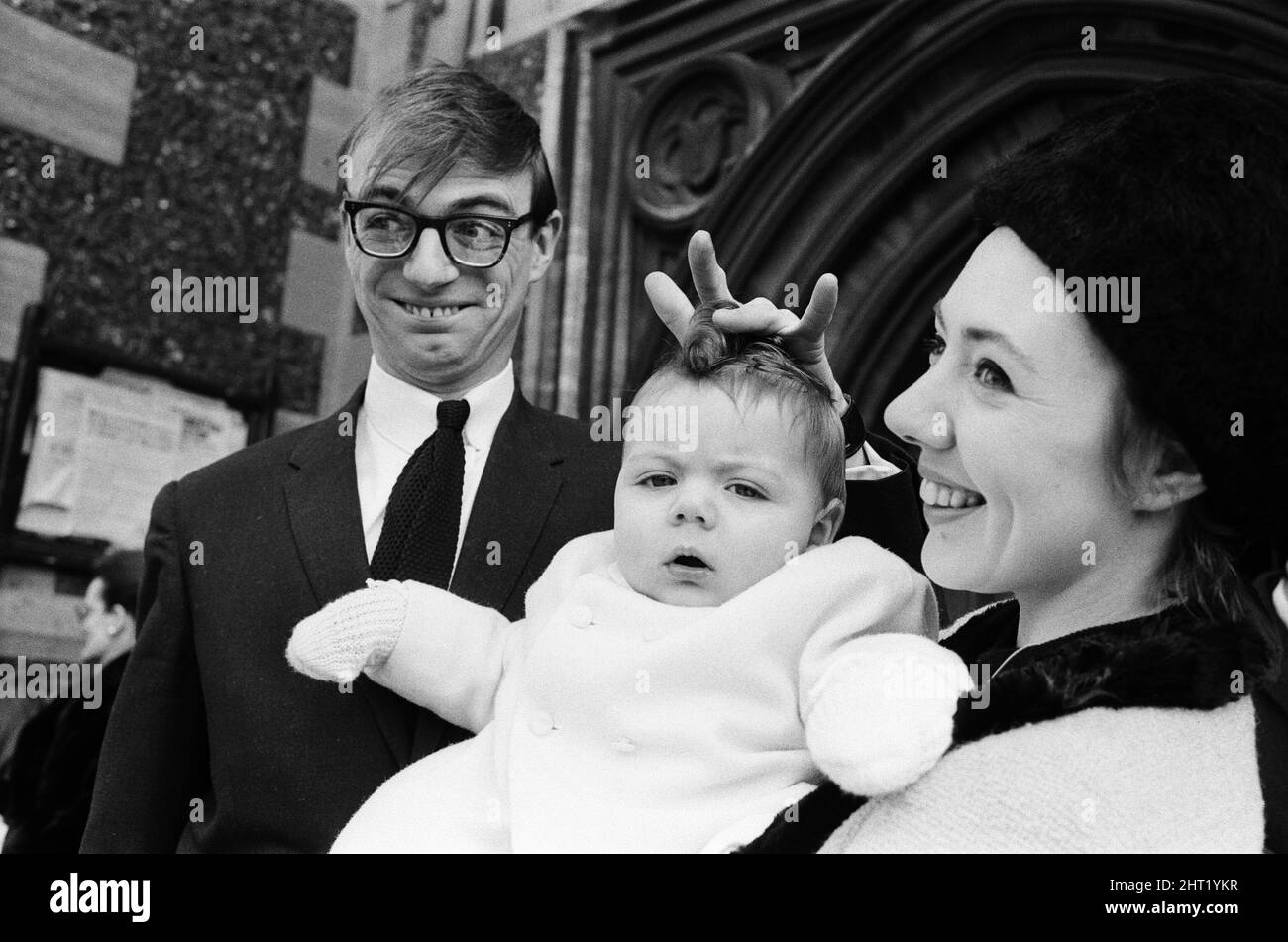 Maxwell, fils de Roy Hudd et de sa femme Ann, est baptisé à l'église paroissiale de Croydon. Max est photographié avec ses parents. 28th février 1965. Banque D'Images