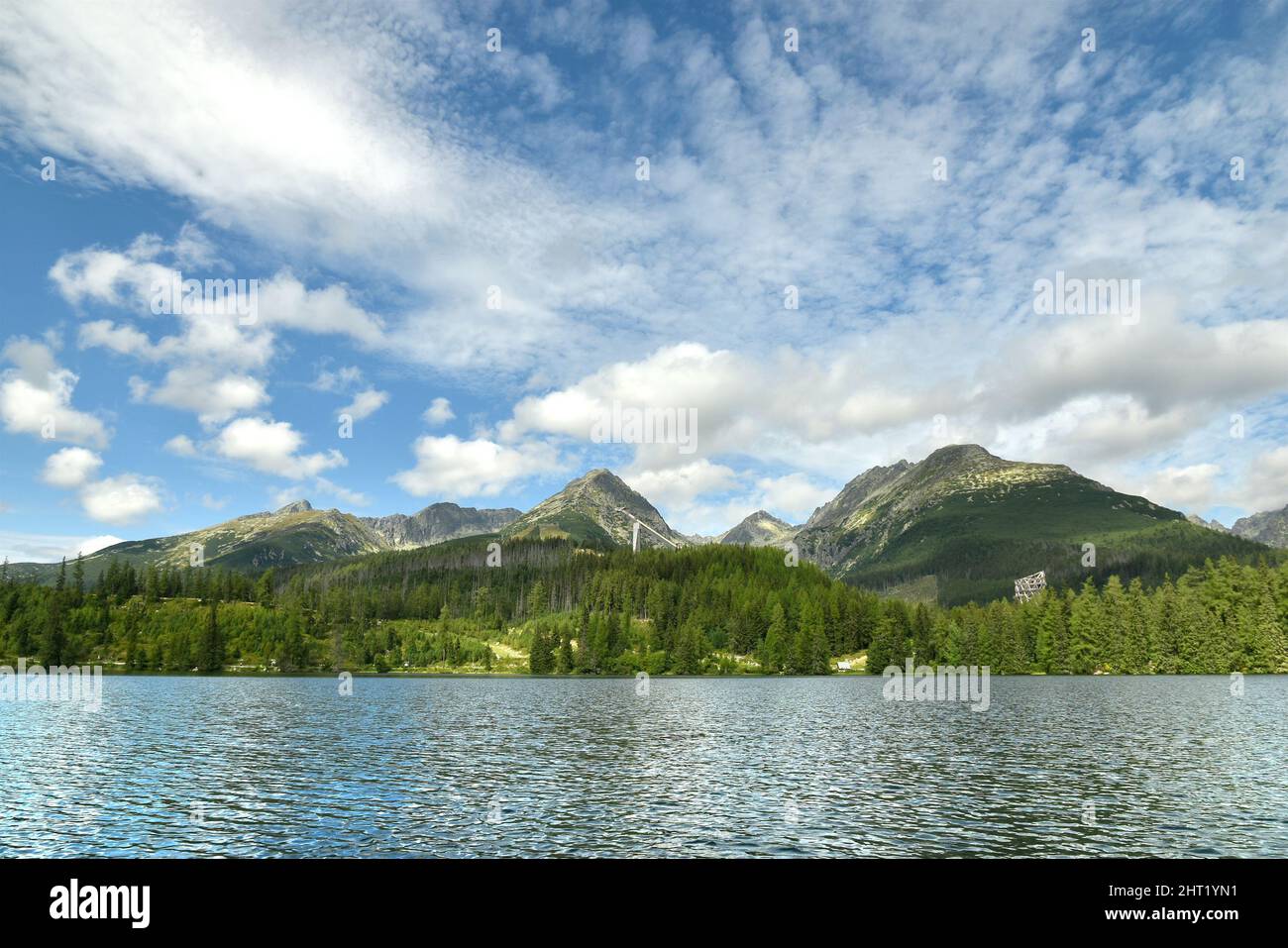 Lac de montagne Strbské pleso dans le parc national des Hautes Tatras. Vue sur le saut à ski, Strbske pleso, Slovaquie, Europe. Banque D'Images