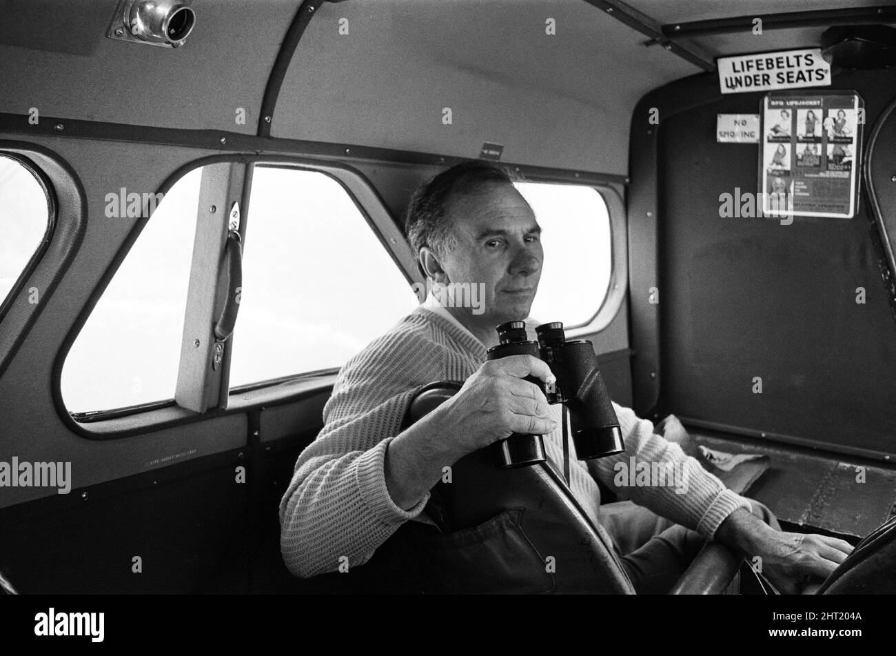 La recherche du bateau de plaisance disparu Darlwyne qui a coulé le 31st juillet 1966. En photo, M. Robert Rainbird dans un avion rapide pendant la recherche. Le naufrage tragique du Darlwyne a entraîné la perte de 31 vies et l'épave du bateau n'a jamais été trouvée. Les cadavres de seulement 12 des 31 personnes à bord ont jamais été récupérés. 4th août 1966. Banque D'Images