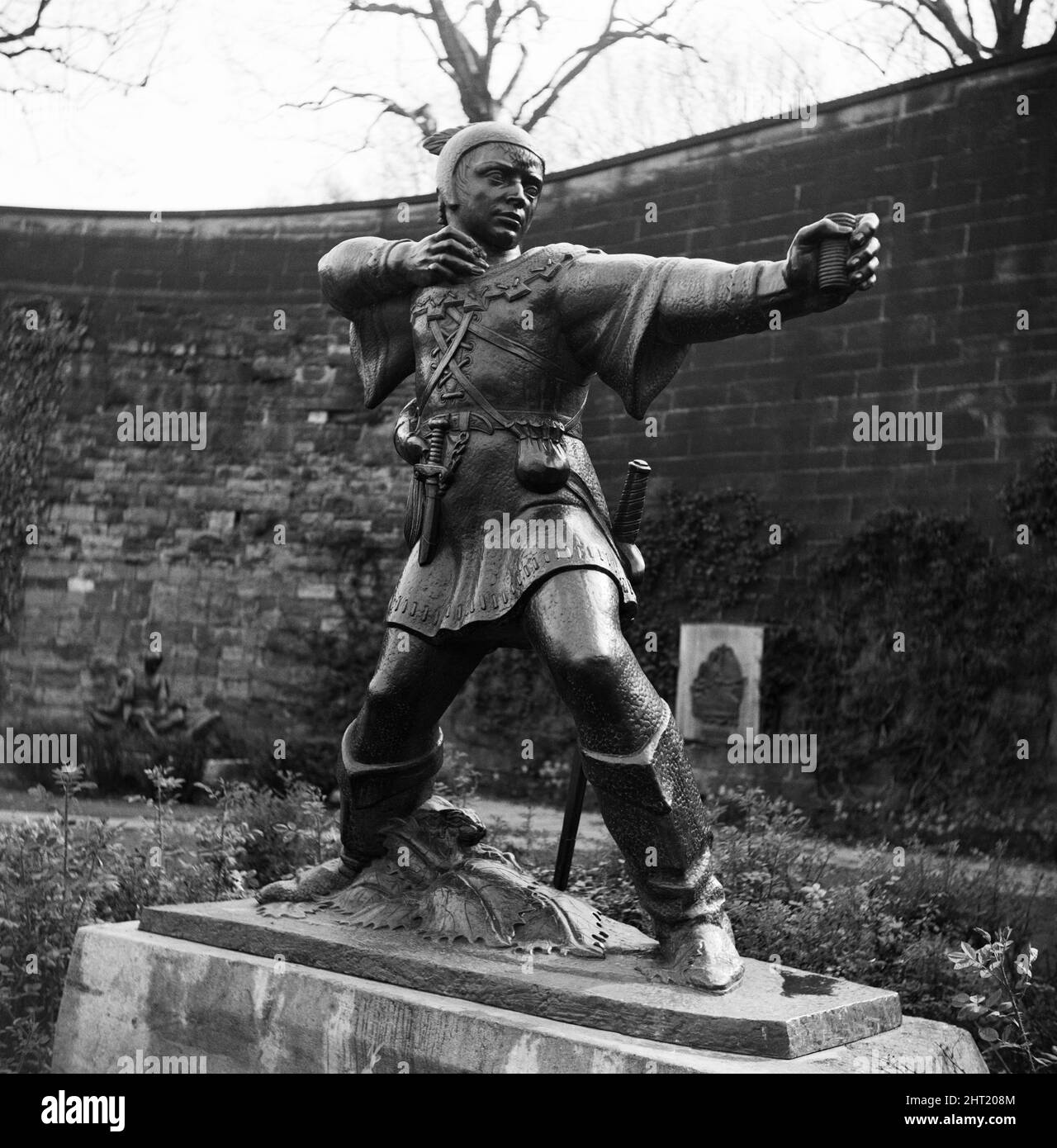 Statue de Robin des Bois, Castle place, Nottingham, Notinghamshire. La statue de Robin des Bois est représentée avec l'arc et la flèche manquants. En 1950s et 1960s, la statue est devenue une cible pour les chasseurs de souvenirs et les remplacements coûtaient £55 fois au Conseil municipal. Finalement, la flèche a été faite d'un matériau particulièrement fort fixé avec un procédé de soudage spécialisé pour dissuader les vandales. 15th mai 1966. Banque D'Images Statue de Robin des Bois, Castle place, Nottingham, Notinghamshire. La statue de Robin des Bois est représentée avec l'arc et la flèche manquants. En 1950s et 1960s, la statue est devenue une cible pour les chasseurs de souvenirs et les remplacements coûtaient £55 fois au Conseil municipal. Finalement, la flèche a été faite d'un matériau particulièrement fort fixé avec un procédé de soudage spécialisé pour dissuader les vandales. 15th mai 1966. Banque D'Images
