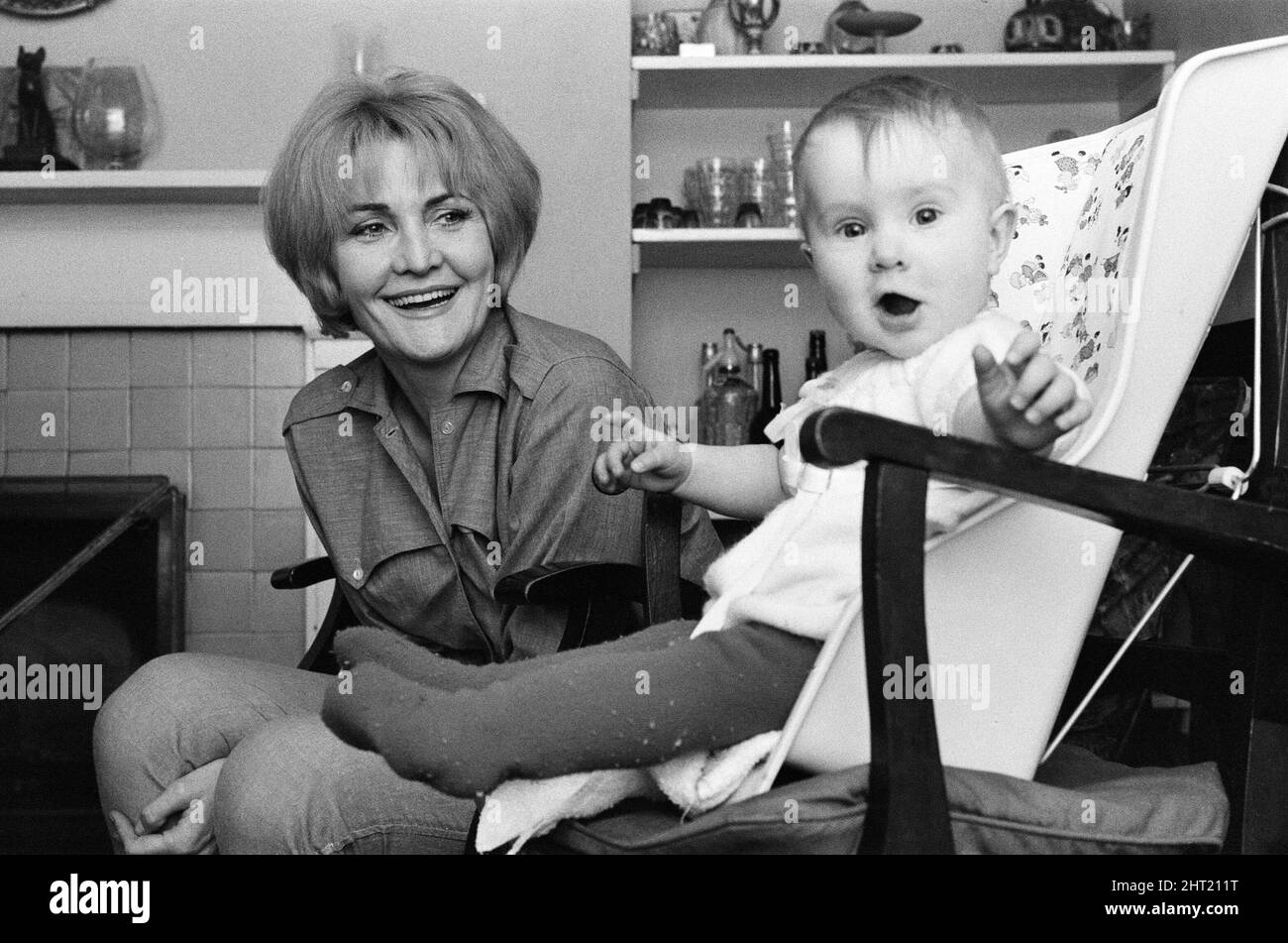 L'actrice Sheila Hancock avec sa petite fille Melanie Jane. 14th mars 1965. Banque D'Images