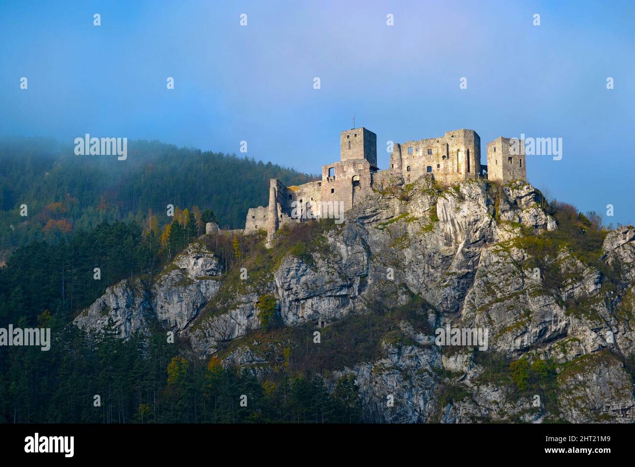 Les ruines du château historique de Strecno en Slovaquie. Château sur un rocher au-dessus de la rivière dans un matin brumeux. Europe. Banque D'Images