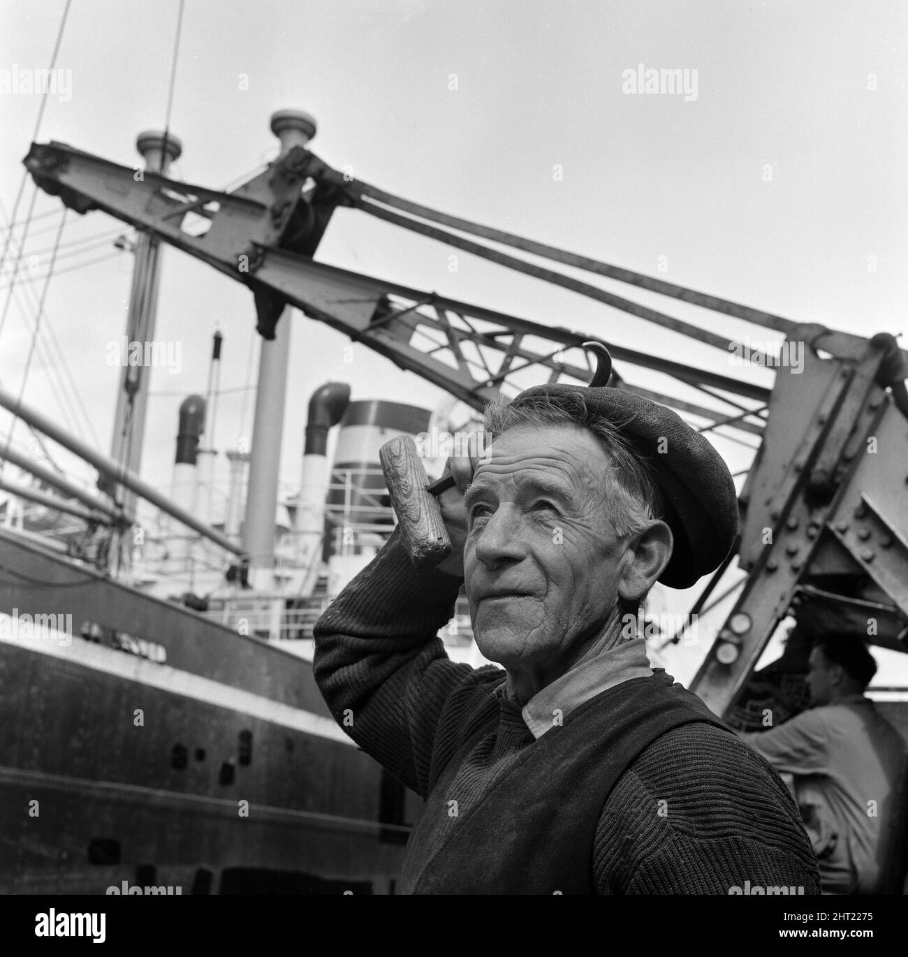 Des dockers chargent un navire à Gladstone Dock, Liverpool. Danny Cull, 67 ans, qui est docker depuis 35 ans. 9th août 1965 Banque D'Images