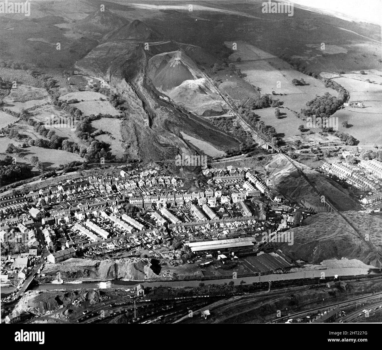 Aberfan -l'école qui est morte dans une mer de boue - une vue aérienne de la scène de la catastrophe où une mer de boue et de poussière de charbon a frappé à travers l'école et une rangée de maisons - 22nd octobre 1966 photo aérienne montrant la scène de la catastrophe à Aberfan, Pays de Galles du Sud. 21st octobre 1966 à 9,15 h le vendredi 21 octobre 1966, après des jours de pluie, un bout de déchets miniers a glissé dans une montagne dans le village d'Aberfan, près de Merthyr Tydfil, dans le sud du pays de Galles. Il a d'abord détruit un chalet de ferme dans son chemin, tuant tous les occupants, avant d'engloutir 20 maisons et Pantglas Junior School où les élèves avaient juste des sappents Banque D'Images