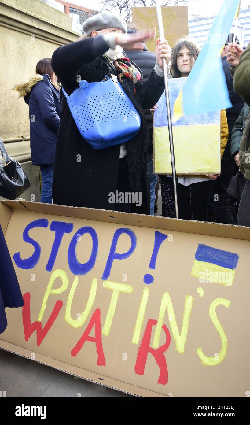 Manchester, Royaume-Uni, 26th février 2022. Des centaines de personnes ont protesté contre l'invasion russe de l'Ukraine à côté de la statue de la reine Victoria à Piccadilly Gardens, centre de Manchester, Angleterre, Royaume-Uni. Il a été organisé par le Centre culturel ukrainien 'dnipro' Manchester. Il y a des reportages des médias sur 198 Ukrainiens morts dans tout le pays depuis l'invasion des soldats russes. Crédit : Terry Waller/Alay Live News Banque D'Images