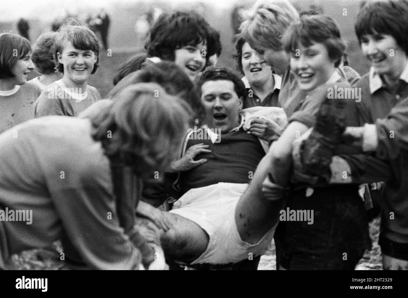 L'équipe de football des filles de la reine Mary joue leur premier match contre une équipe de filles de la Royal Exchange assurance Co. Le match a été joué au Centre sportif de Southampton et s'est terminé par un tirage de 3 - 3. L'arbitre était Richard 'Dickie' Davies, journaliste à l'ITN World of Sport. Sur la photo, l'arbitre Richard 'Dickie' Davies est porté par les femmes après le match. 30th janvier 1966. Banque D'Images