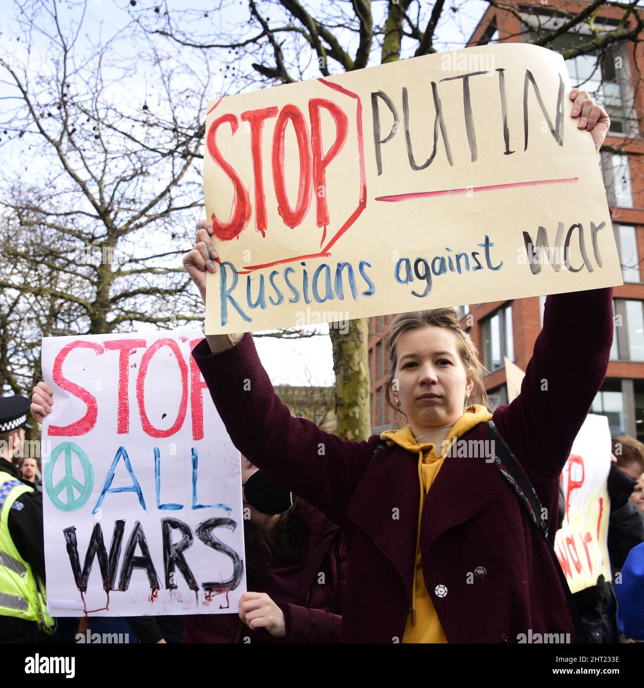 Manchester, Royaume-Uni, 26th février 2022. Une femme tient un écriteau « top Poutine Russes contre la guerre ». Des centaines de personnes ont protesté contre l'invasion russe de l'Ukraine à côté de la statue de la reine Victoria à Piccadilly Gardens, centre de Manchester, Angleterre, Royaume-Uni. Il a été organisé par le Centre culturel ukrainien 'dnipro' Manchester. Il y a des reportages des médias sur 198 Ukrainiens morts dans tout le pays depuis l'invasion des soldats russes. Crédit : Terry Waller/Alay Live News Banque D'Images
