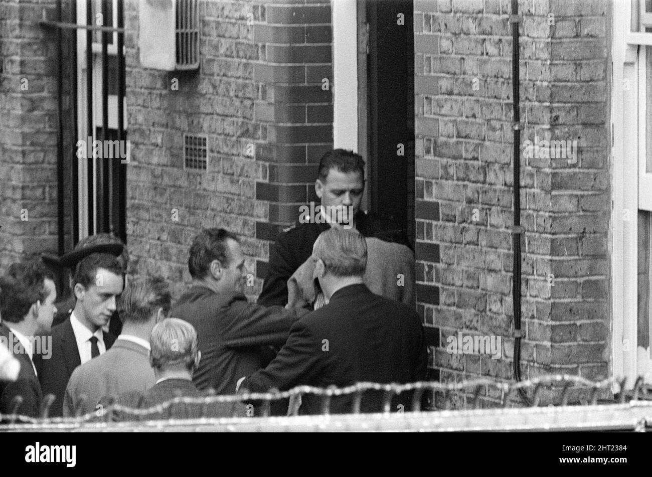 John Edward Witney, 36 ans, qui a été accusé du meurtre de 3 policiers, a été emmené du poste de police de Shepherds Bush (le QG du meurtre) et conduit au tribunal de la magistrature de West London, où il a fait une brève comparution et a été remis en détention jusqu'en août 23. 16th août 1966. Banque D'Images