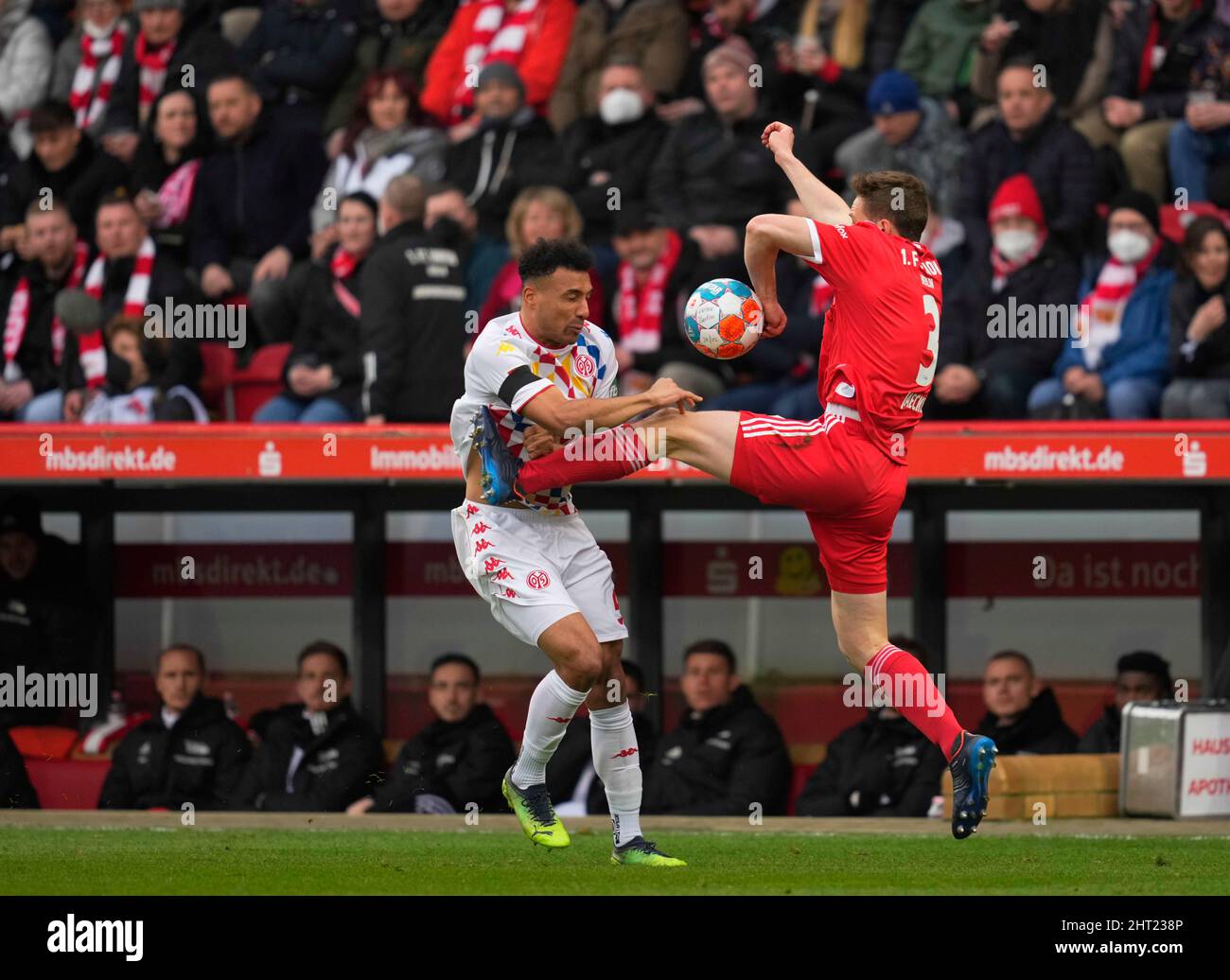 Berlin, Allemagne, Bundesliga allemand, 26 février 2022: Paul Jaeckel de Union Berlin et Karim Onisiwo de Mayence Karim Onisiwo pendant Union Berlin vs FSV Mainz 05, Bundesliga, à Stadion an der Alten Försterei. Prix Kim/CSM. Banque D'Images