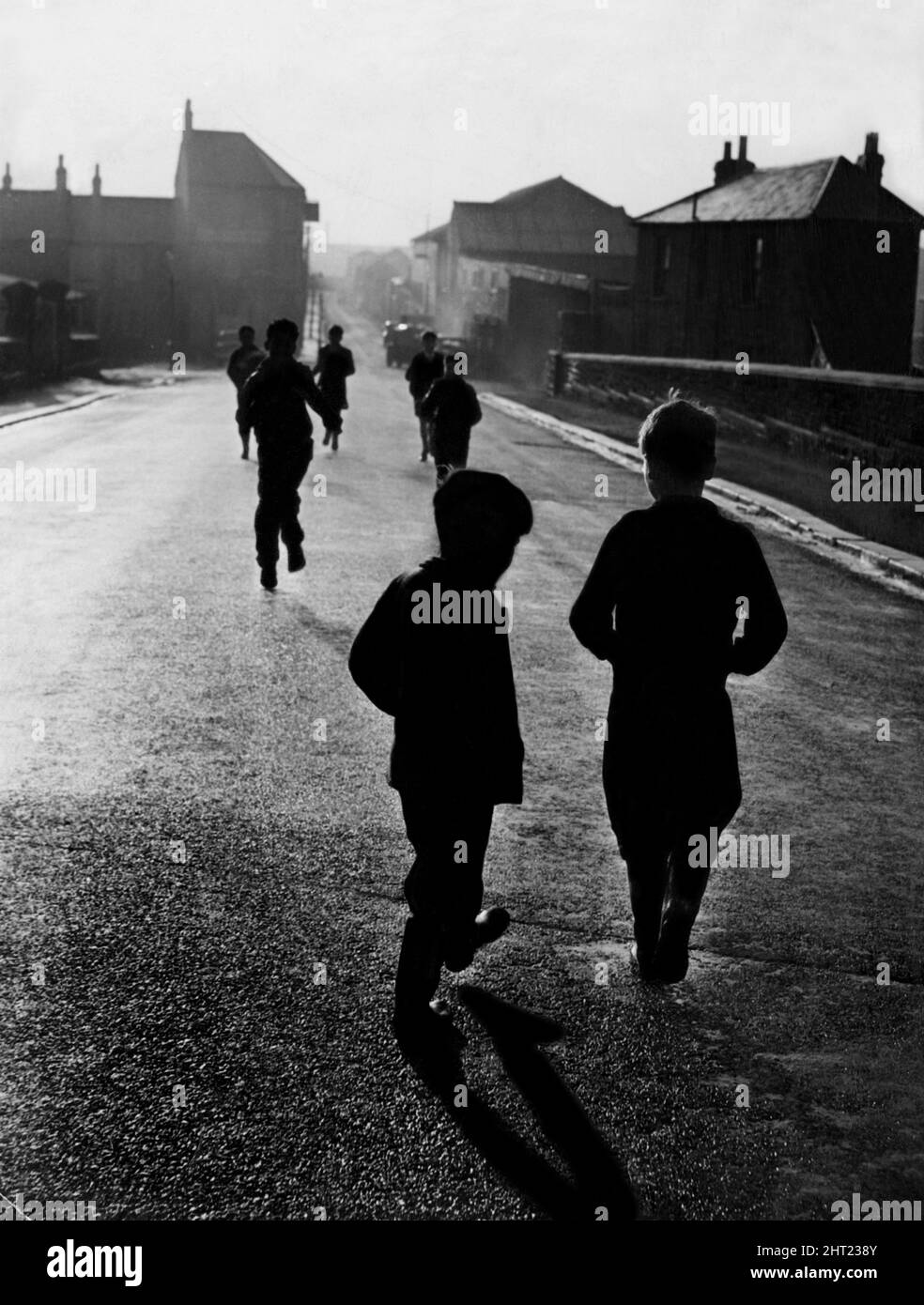 Les enfants du débarcadaire de Cardiff s'enornent dans les derniers moments de bonheur avant de se coucher. Cardiff, pays de Galles. 1st octobre 1966 Banque D'Images