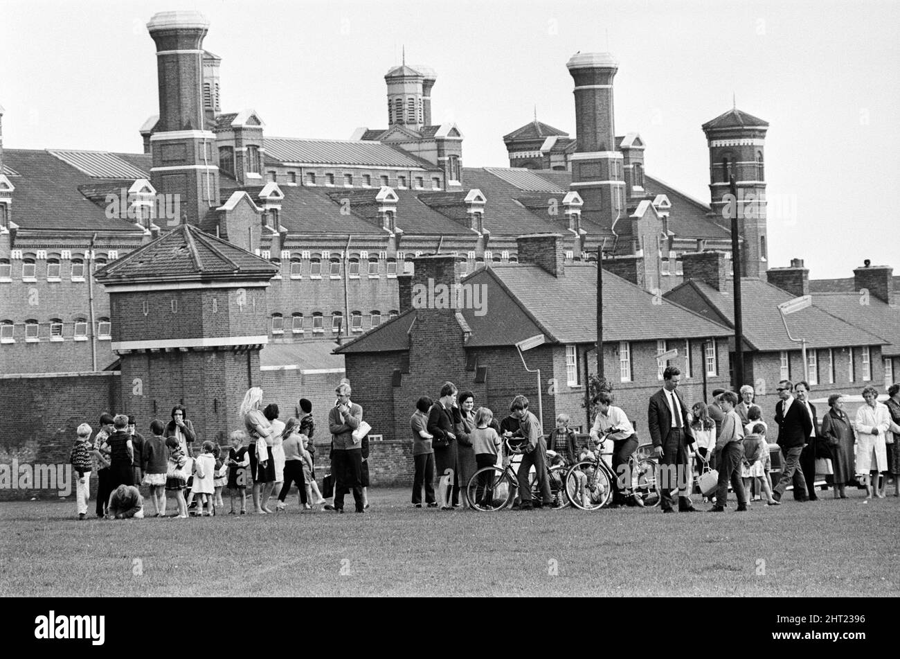 Trois policiers, le sergent-détective Christopher Tippett Head, 30 ans, le gendarme détective temporaire David Bertram Wombwell, 25 ans, et le gendarme Geoffrey Roger Fox, 41 ans, ont été abattus après avoir enquêté sur une fourgonnette bleue battue Standard Vanguard, stationnée dans la rue Braybrook, avec trois hommes assis à l'intérieur. Harry Roberts, John Edward 'Jack' Witney et John Duddy ont été reconnus coupables de leur meurtre. La police questionner les enfants sur les lieux, la prison des exfoliants de Wormwood peut être vu en arrière-plan. 12th août 1966. Banque D'Images