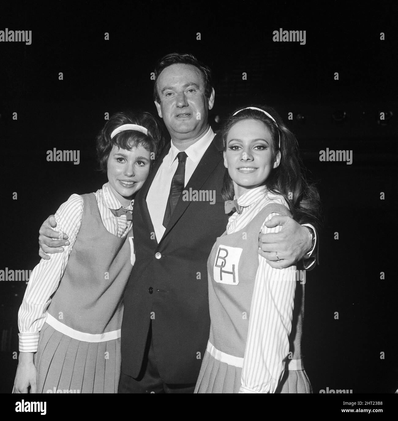 Première nuit du « passion Flower Hotel » au théâtre Prince of Wales. Photo après le spectacle, Karen Fernald, Wolf Mankowitz et Francesca Annis. 25th août 1965. Banque D'Images