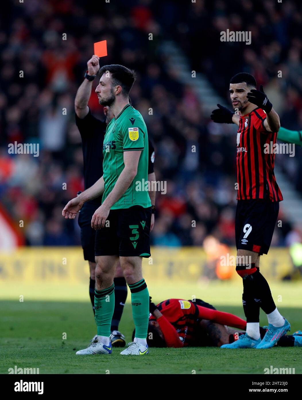 Morgan Fox de Stoke City est présenté une carte rouge par l'arbitre Tim Robinson lors du match du championnat Sky Bet au stade Vitality, à Bournemouth. Date de la photo: Samedi 26 février 2022. Banque D'Images