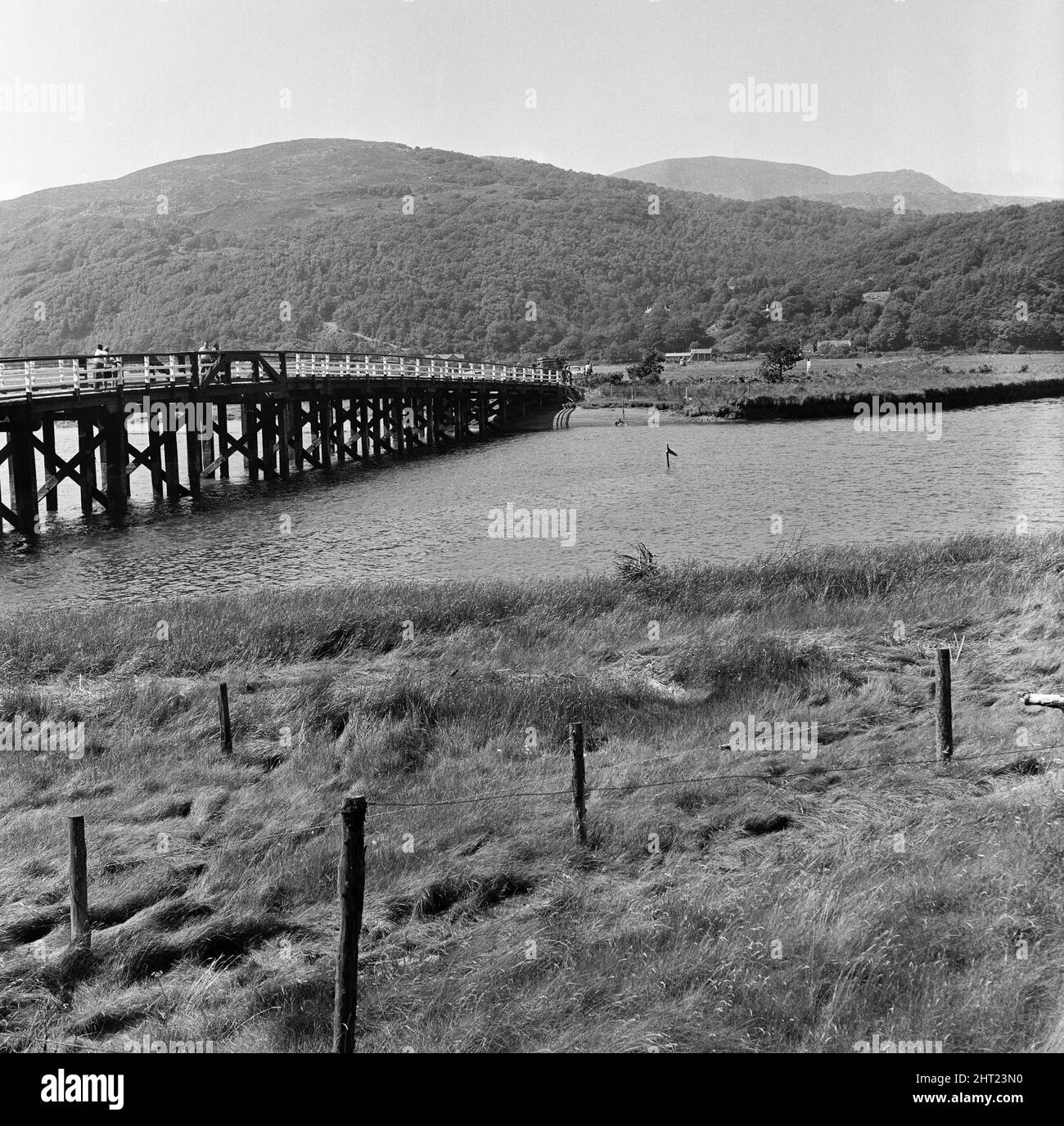 Le bateau de plaisance Prince of Wales a chaviré et a fait passer ses 39 passagers dans l'estuaire du Mawddach à Penmaenpool, Merioneth, au nord du pays de Galles, le 22nd juillet 1966 . La visite de l'après-midi d'été est devenue une lutte soudaine pour la survie alors que le bateau faisait un virage en « U » vers une jetée d'atterrissage. Le prince de Galles a été balayé contre un pont à péage. Un trou a été déchiré dans le bateau et il a coulé en trois minutes. Entraînant la mort de 15 personnes, dont 4 enfants. Sur la photo, au milieu de l'image, la pointe du mât du bateau de plaisance, et à gauche le pont à péage dans lequel le bateau s'est écrasé avant lui Banque D'Images