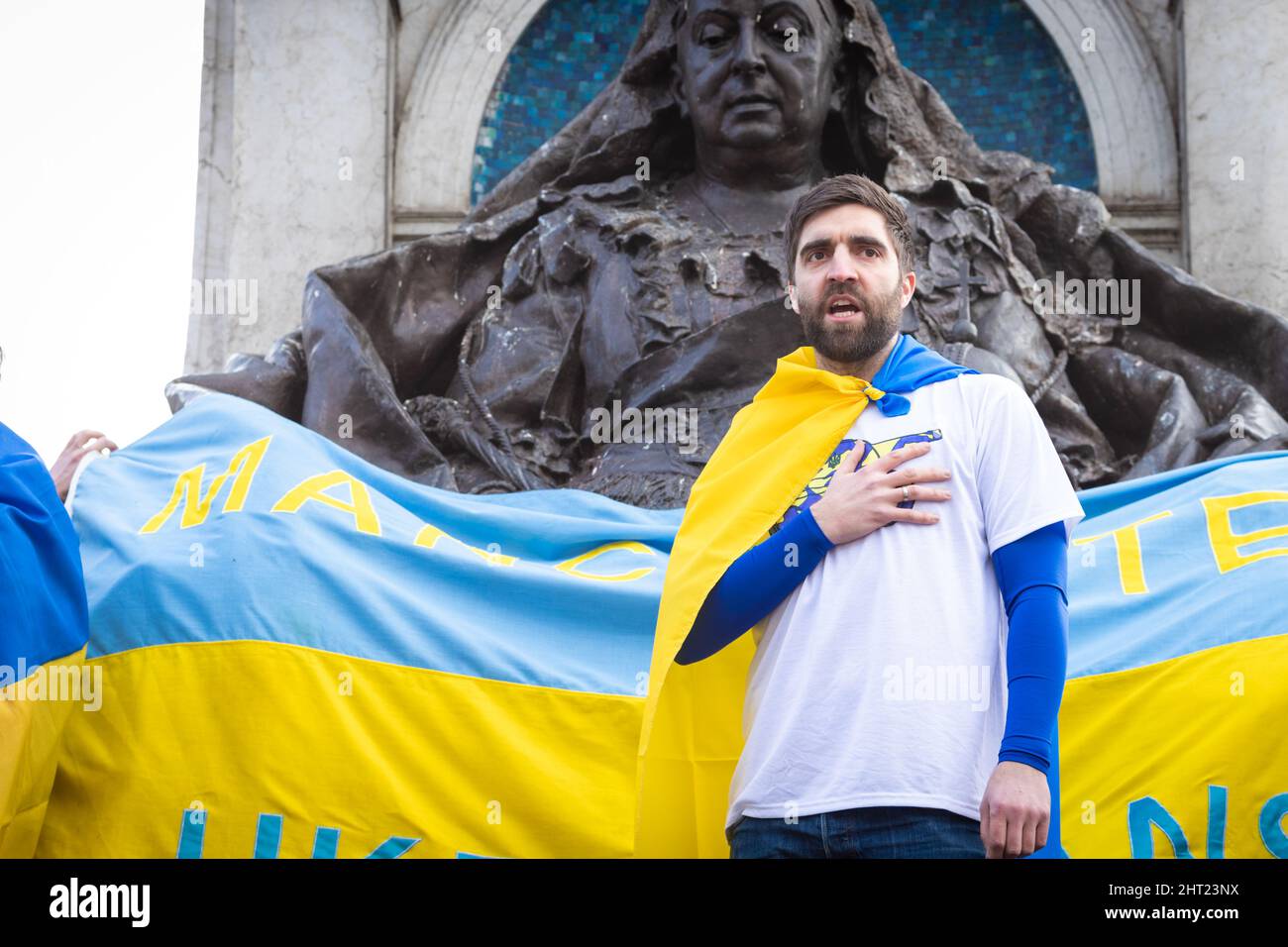 Manchester, Royaume-Uni. 26th févr. 2022. Un homme chante l'hymne national ukrainien lors d'une manifestation anti-guerre à Piccadilly Gardens pour se tenir en solidarité avec le peuple ukrainien. Cela vient après que la Russie ait lancé une attaque sur le territoire ukrainien, après des semaines de rhétorique amère qui a maintenant vu des centaines de UkrainianÕs mourir. Credit: Andy Barton/Alay Live News Banque D'Images