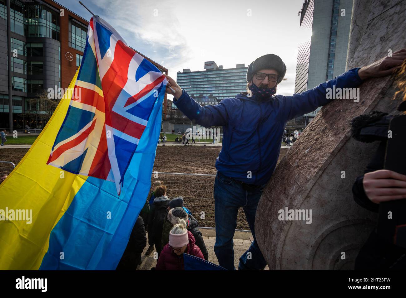 Manchester, Royaume-Uni. 26th févr. 2022. Un homme aux drapeaux ukrainiens et britanniques assiste à une manifestation anti-guerre à Piccadilly Gardens pour se tenir en solidarité avec le peuple ukrainien. Cela vient après que la Russie ait lancé une attaque sur le territoire ukrainien, après des semaines de rhétorique amère qui a maintenant vu des centaines de UkrainianÕs mourir. Credit: Andy Barton/Alay Live News Banque D'Images