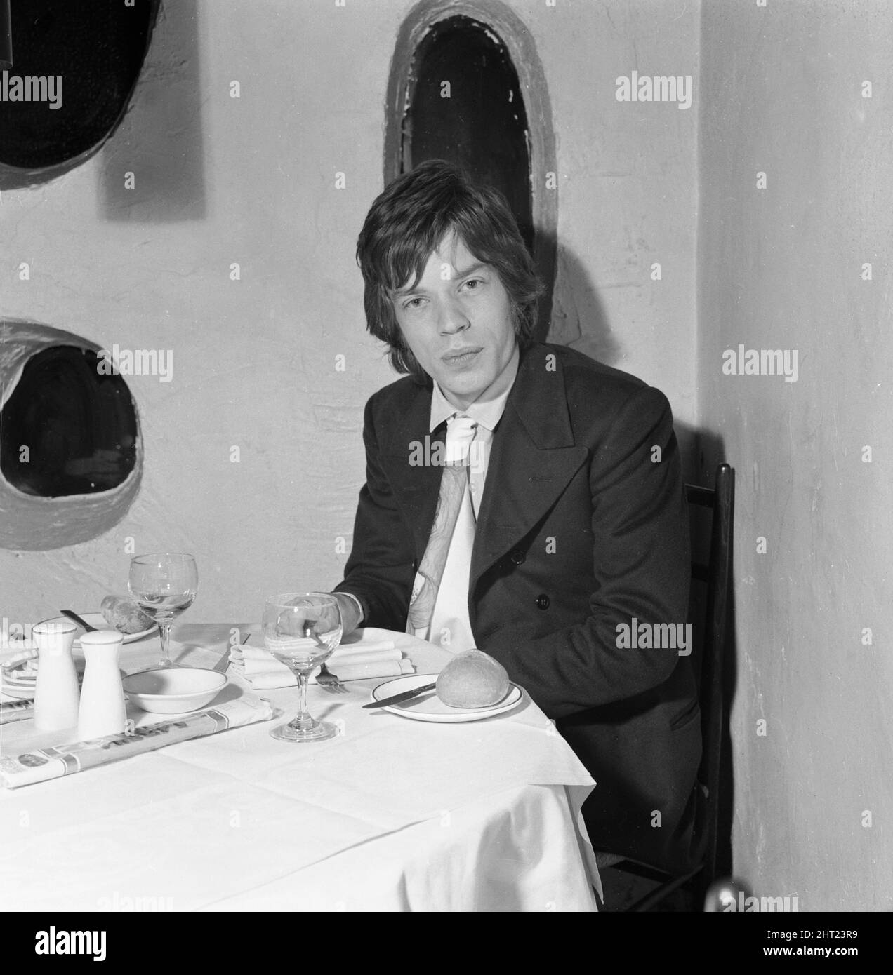 Rolling Stones: 23 décembre 1966, dîner pour une personne au restaurant italien Trattoria Terrazza de Soho, comme Mick Jagger déclare sa romance avec Chrissie Shrimpton est terminée. Il est cité pour avoir dit: ' Je ne creuse pas le mariage à l'heure actuelle ' Banque D'Images