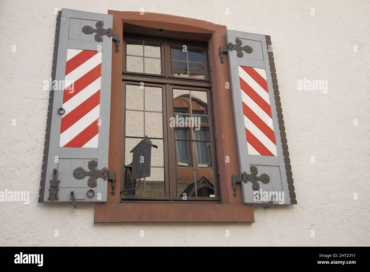 Fenêtre historique avec volets, Kronberg im Taunus, Hesse, Allemagne Banque D'Images