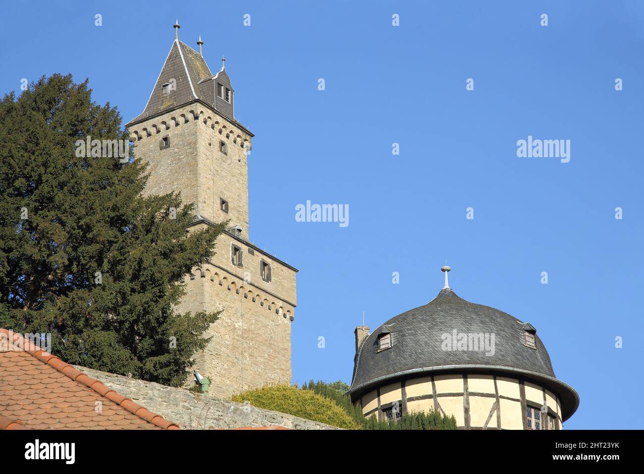 Tour avec le château de Kronberg, construit à 13th cent, Kronberg im Taunus, Hesse, Allemagne Banque D'Images
