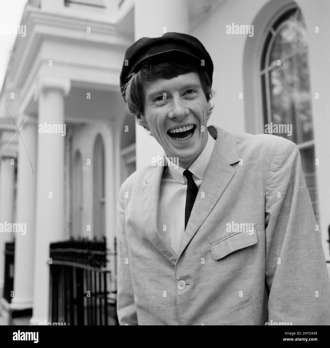 Michael Crawford (23) photographié à l'extérieur de sa maison, à Sussex Gardens, Londres, W2. Photo prise le 5th mai 1965 Banque D'Images