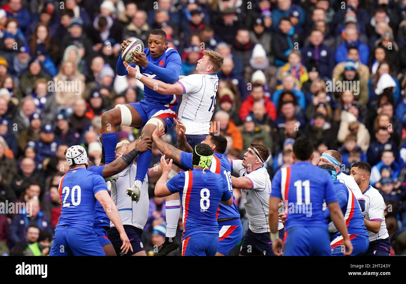 Cameron Woki, en France, remporte le bal de sortie devant Jamie Hodgson, en Écosse, lors du match Guinness six Nations au stade Murrayfield, à Édimbourg. Date de la photo: Samedi 26 février 2022. Banque D'Images