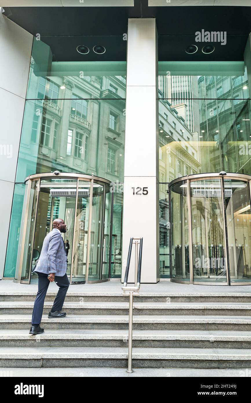 Garde de sécurité à l'ancien bâtiment de la Bourse, 125 Old Broad Street, City of London, Angleterre. Banque D'Images