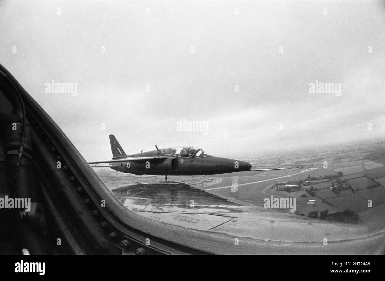 La vue depuis le poste de pilotage d'une flèche rouge lorsqu'ils survolent RAF Little Rissington, maison de l'école de vol centrale en formation. 4th août 1965 Banque D'Images