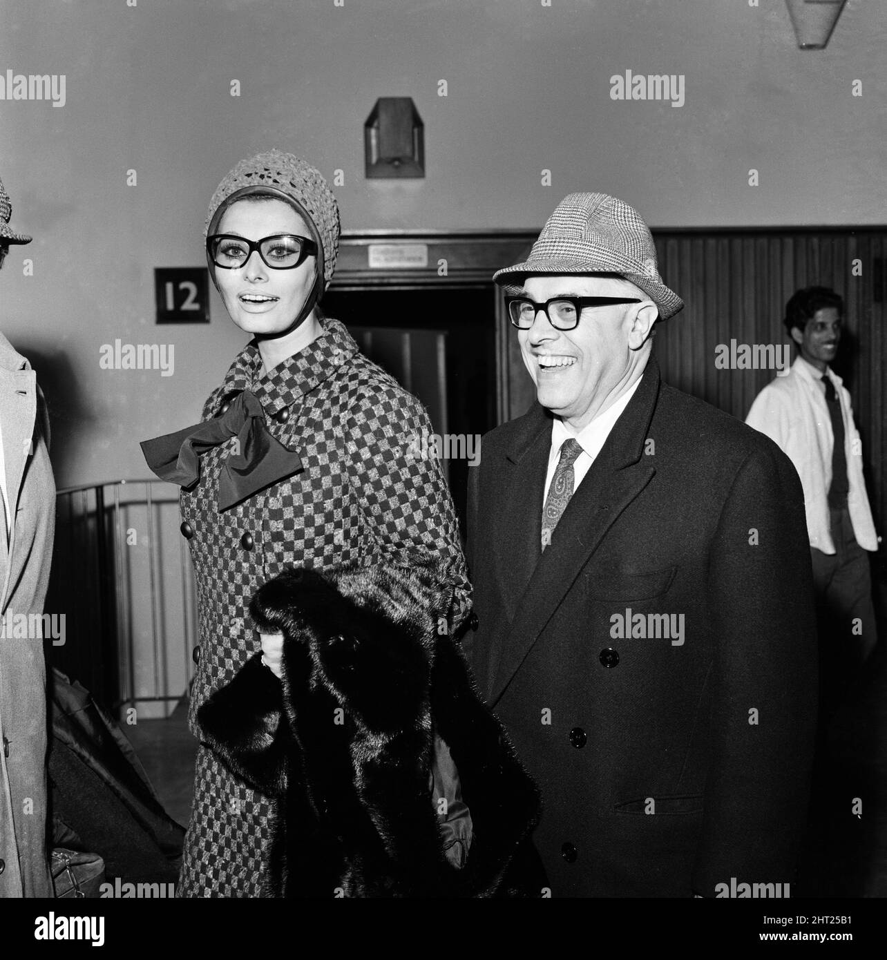 Sophia Loren arrive à l'aéroport de Londres depuis l'Italie pour assister au Gala World Premier du film de MGM « Lady l'». Elle a été rencontrée par son mari Carlo Ponti qui est arrivé la veille. 24th novembre 1965. Banque D'Images