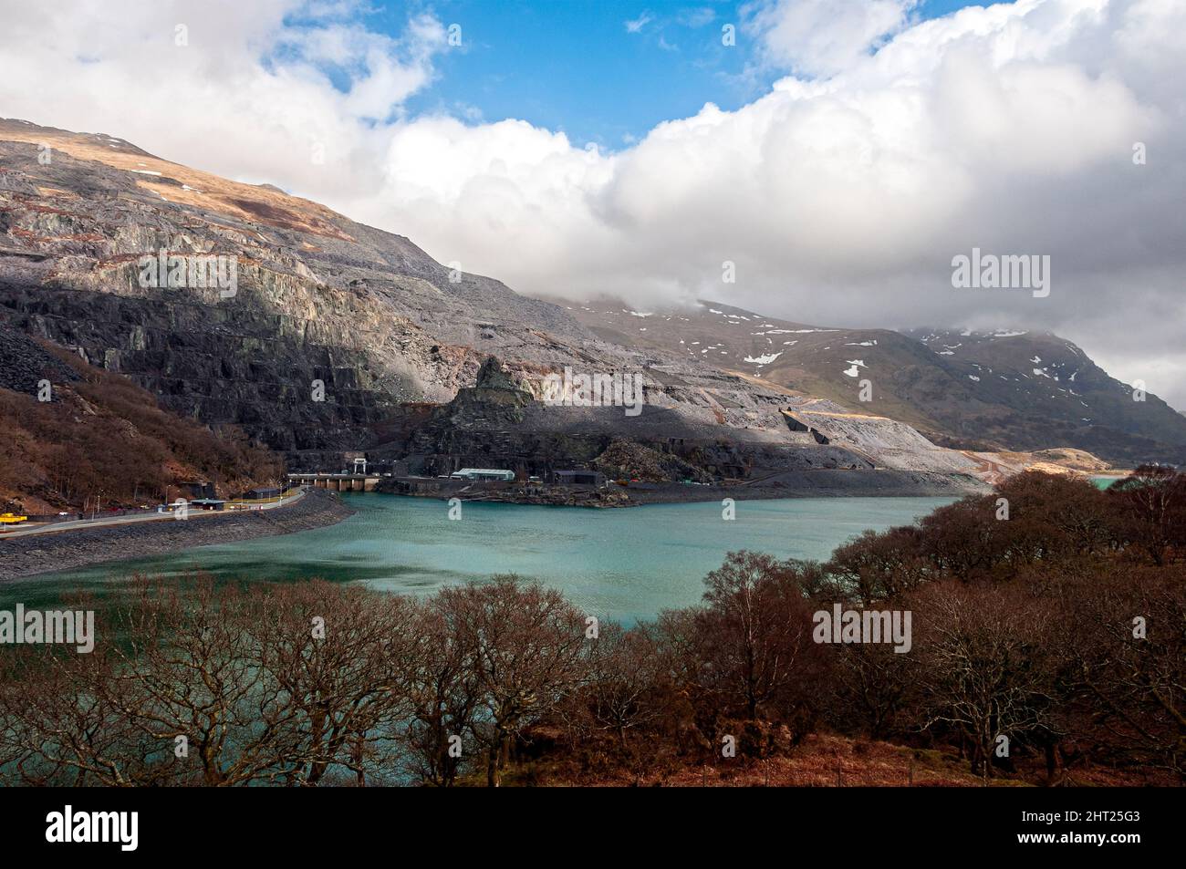 La carrière disused de Dinorwig Slate sur les pentes d'Elidir Fawr s'élève au-dessus de la centrale hydroélectrique de Dinorwig sur les rives de Llyn Peris Banque D'Images