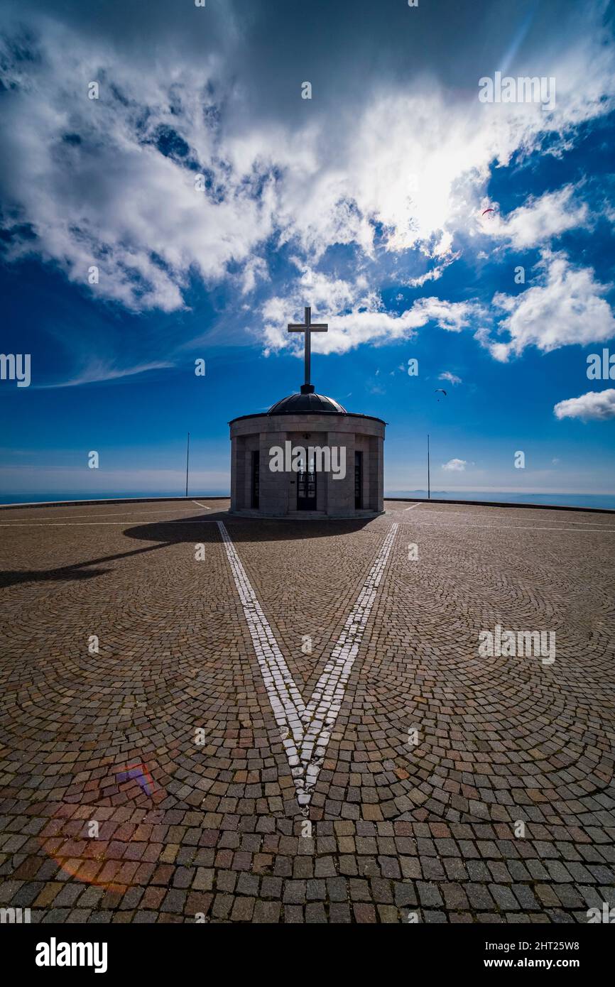 Le mémorial militaire de Monte Grappa, le Sacré militaro del monte Grappa, situé au sommet de Monte Grappa. Banque D'Images