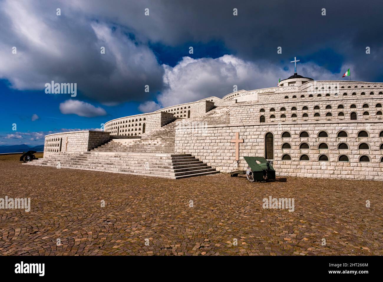 Le mémorial militaire de Monte Grappa, le Sacré militaro del monte Grappa, situé au sommet de Monte Grappa. Banque D'Images