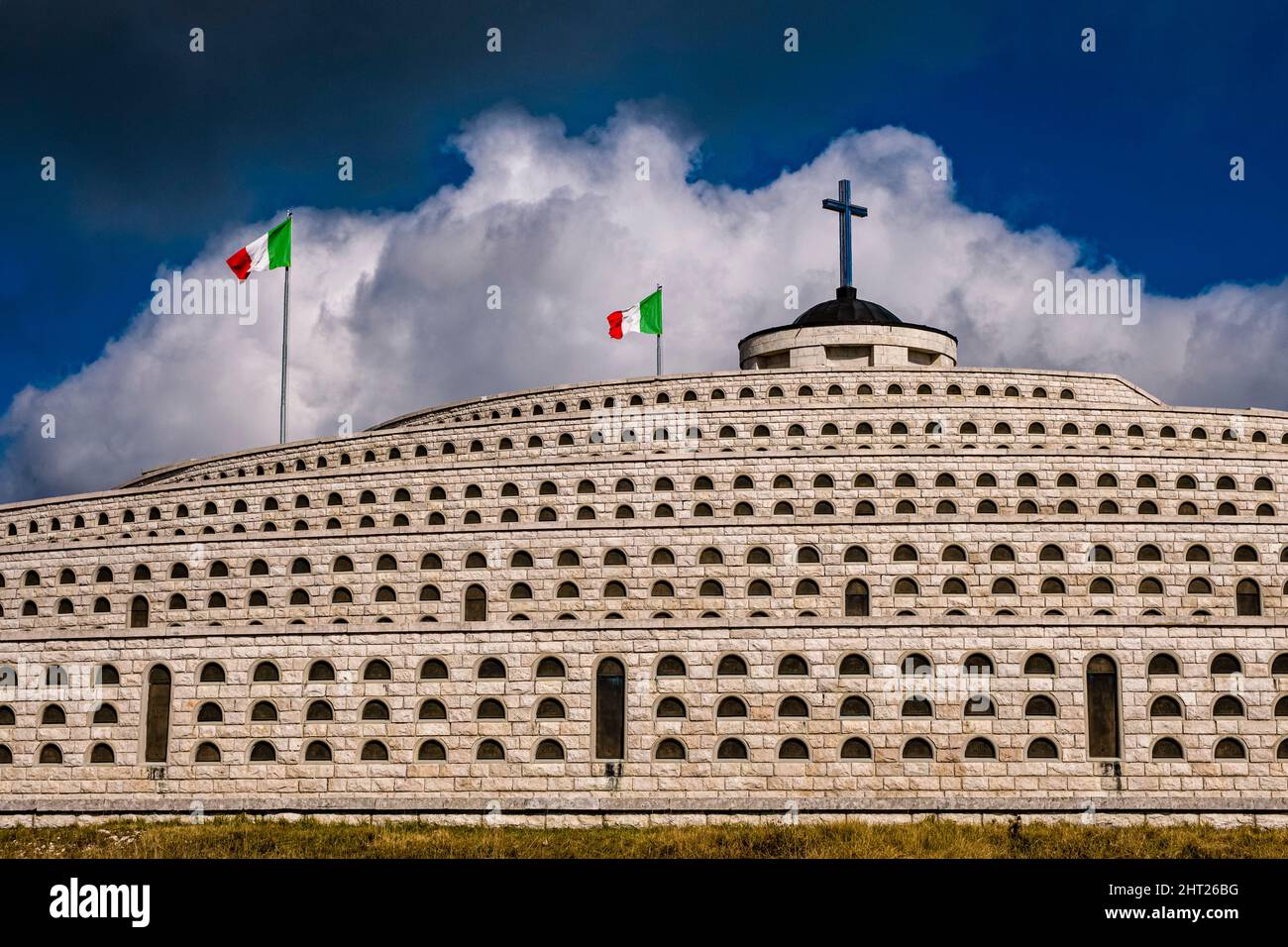 Le mémorial militaire de Monte Grappa, le Sacré militaro del monte Grappa, situé au sommet de Monte Grappa. Banque D'Images