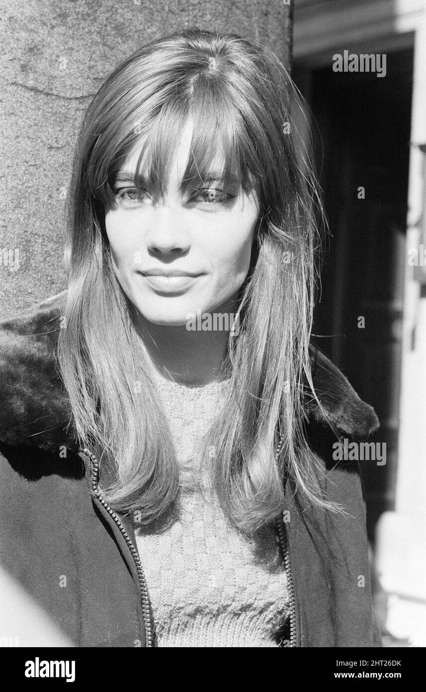 Françoise Hardy, chanteuse française, photographiée à Mayfair, Londres, 11th mars 1965. Françoise Hardy est au Royaume-Uni pour une session d'enregistrement et pour faire une apparition sur Ready Steady Go. Banque D'Images