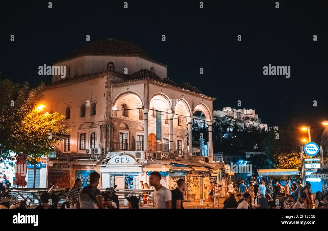 Vue verticale de la mosquée Tzistarakis depuis la place Monastiraki la nuit, Athènes, Grèce. Banque D'Images