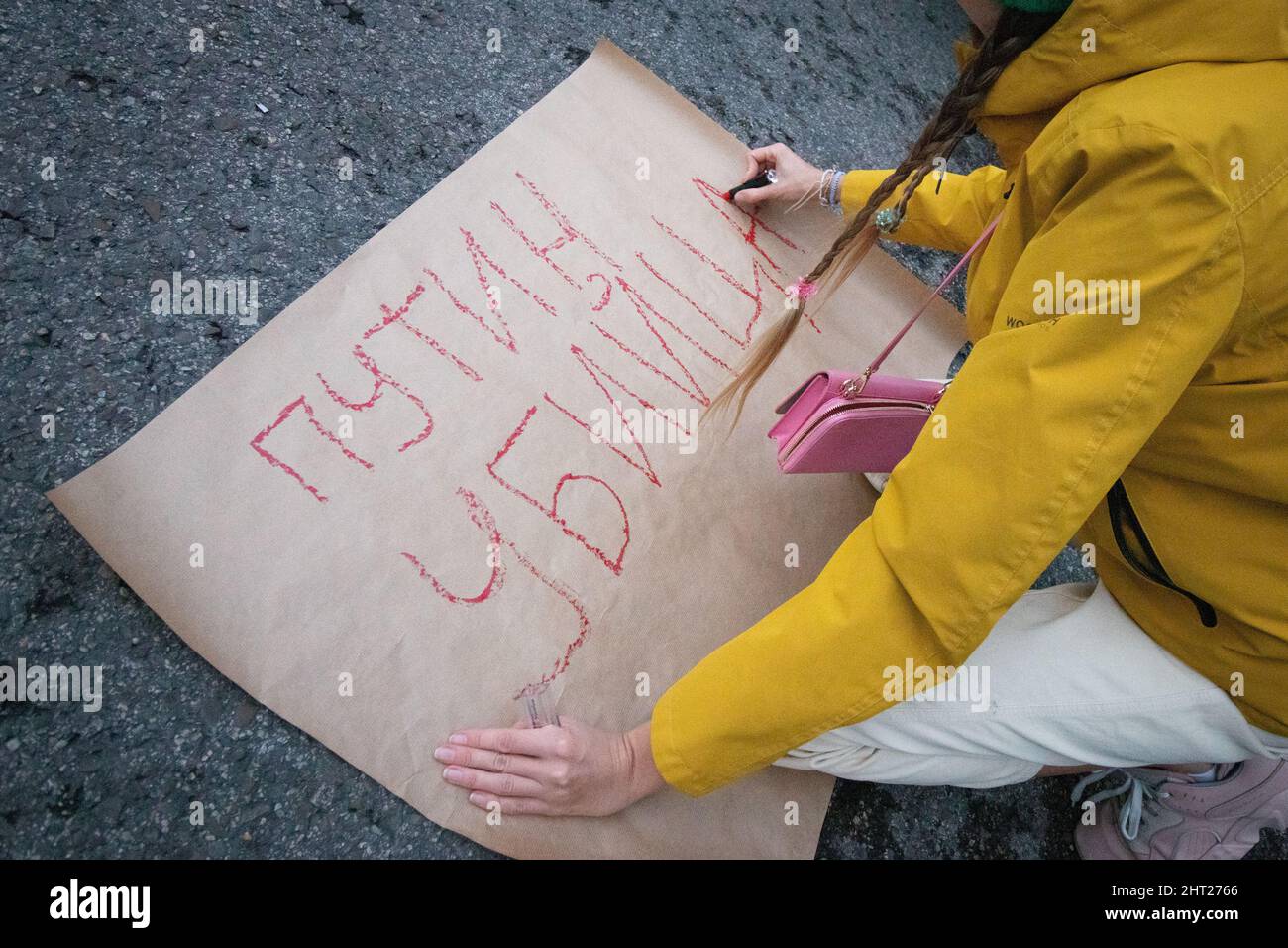 Madrid, Espagne. 25th févr. 2022. Une fille écrivant un panneau avec un rouge à lèvres lisant "Poutine Killer" en ukrainien lors d'une manifestation pour la deuxième journée consécutive devant l'ambassade de Russie contre l'invasion russe de l'Ukraine le 24 février 2022 à Madrid, Espagne. Les manifestants ont scandé pour mettre fin à la guerre, portant des banderoles et des drapeaux ukrainiens. (Photo d'Alvaro Laguna/Pacific Press) crédit: Pacific Press Media production Corp./Alay Live News Banque D'Images