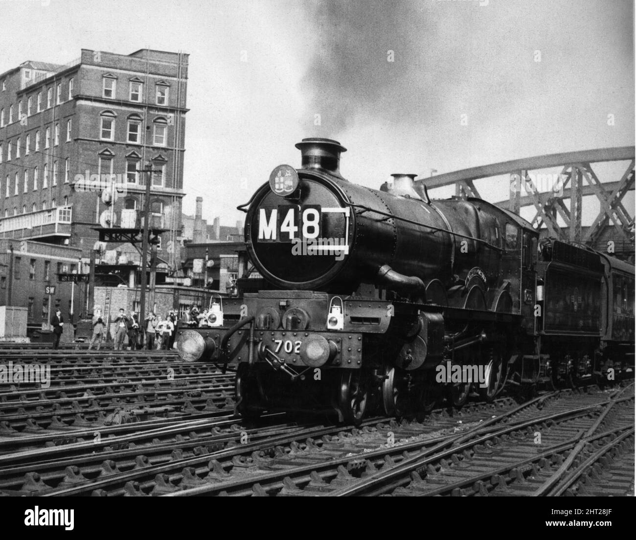 Dernier des grands géants occidentaux. Paddington dit adieu à la vapeur, quand le train de 4,15pm pour Banbury tiré par le château de Clun a quitté la gare. C'était le dernier train régulier à être transporté par une machine à vapeur de Paddingtonstation. 11th juin 1965 Banque D'Images