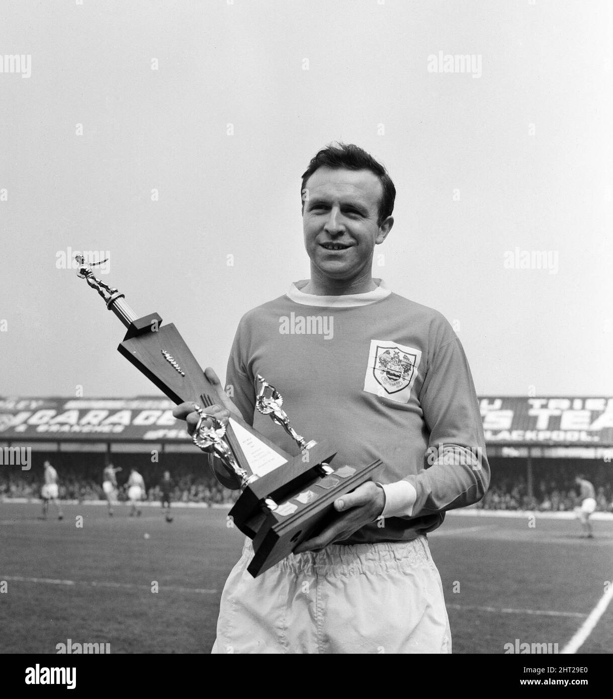 Le joueur de football Blackpool FC reçoit le prix du joueur de l'année à Bloomfield Road avant le match de ligue contre Sheffield United. 8th avril 1966. Banque D'Images