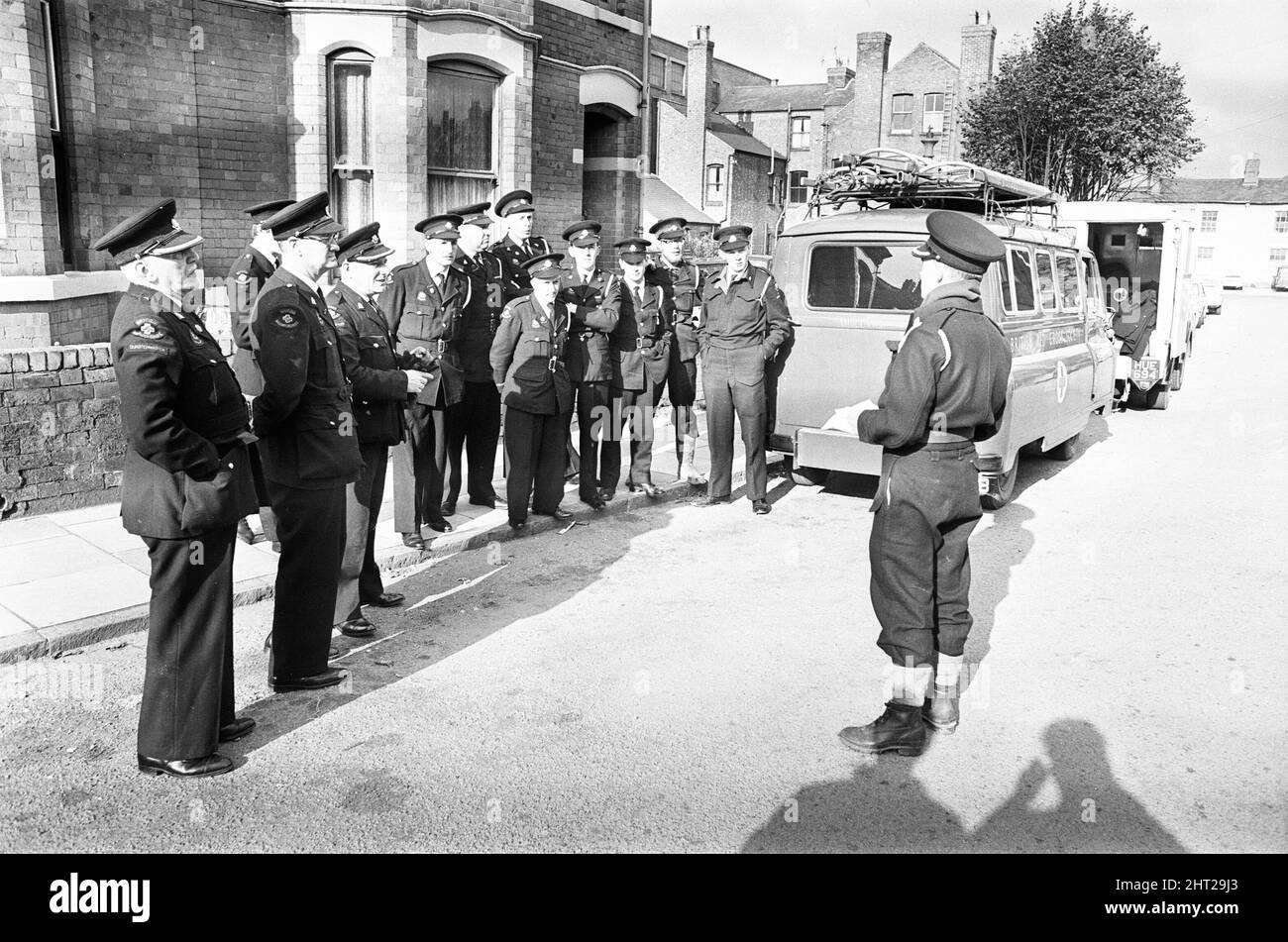 Les volontaires de la Croix-Rouge de Coventry partent pour Aberfan, pays de Galles, le mardi 25th octobre 1966. La catastrophe d'Aberfan a été l'effondrement catastrophique d'un pourboire de colliery qui s'est produit dans le village gallois d'Aberfan le vendredi 21 octobre 1966, tuant 116 enfants et 28 adultes.les événements du vendredi 21 octobre 1966Tip non 7, qui était à 500 pieds au-dessus du village d'Aberfan, près de Merthyr Tydfil, a commencé à glisser à 9,15 heures du matin. C'était le dernier jour avant la mi-mandat dans les écoles de Pantglas ci-dessous. Il a d'abord frappé une ferme, tuant tout le monde. Puis il engloutit Pantglas Junior School, tuant 109 enfants et cinq te Banque D'Images