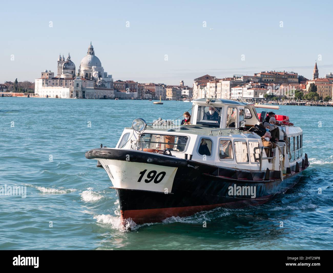 Venise, Italie - janvier 6 2022 : vaporetto Motoscafo bateau ou bateau-bus près de la gare de San Zaccaria Banque D'Images
