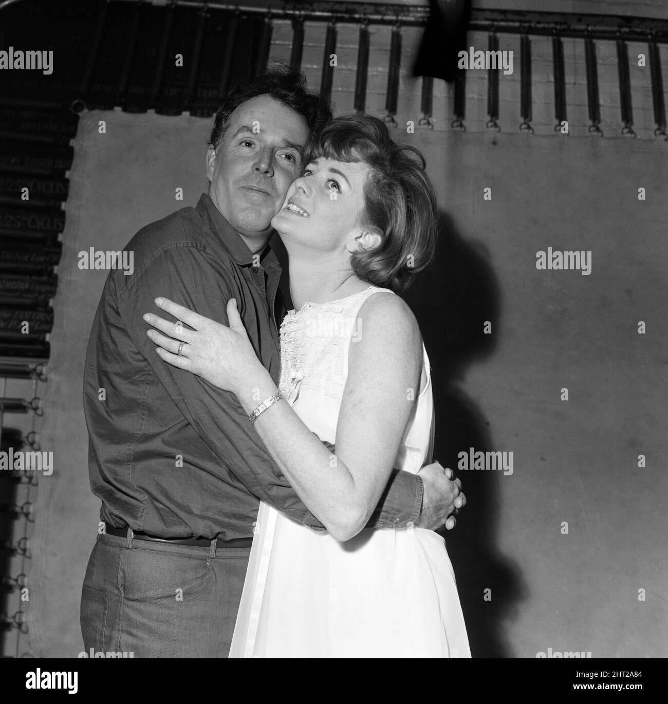 Elspet Gray (Mme Brian Rix) doit faire sa première apparition depuis son accident de voiture en Espagne l'année dernière. Ce sera le lundi de Pâques, le 11 avril, dans une farce de Brian Rix 'à Dorothy a son' sur BBC TV. Elspet est la deuxième femme enceinte de Toni Rigi dans la pièce. Brian Rix et Elspet Grey sont représentés ensemble. 24th mars 1966. Banque D'Images