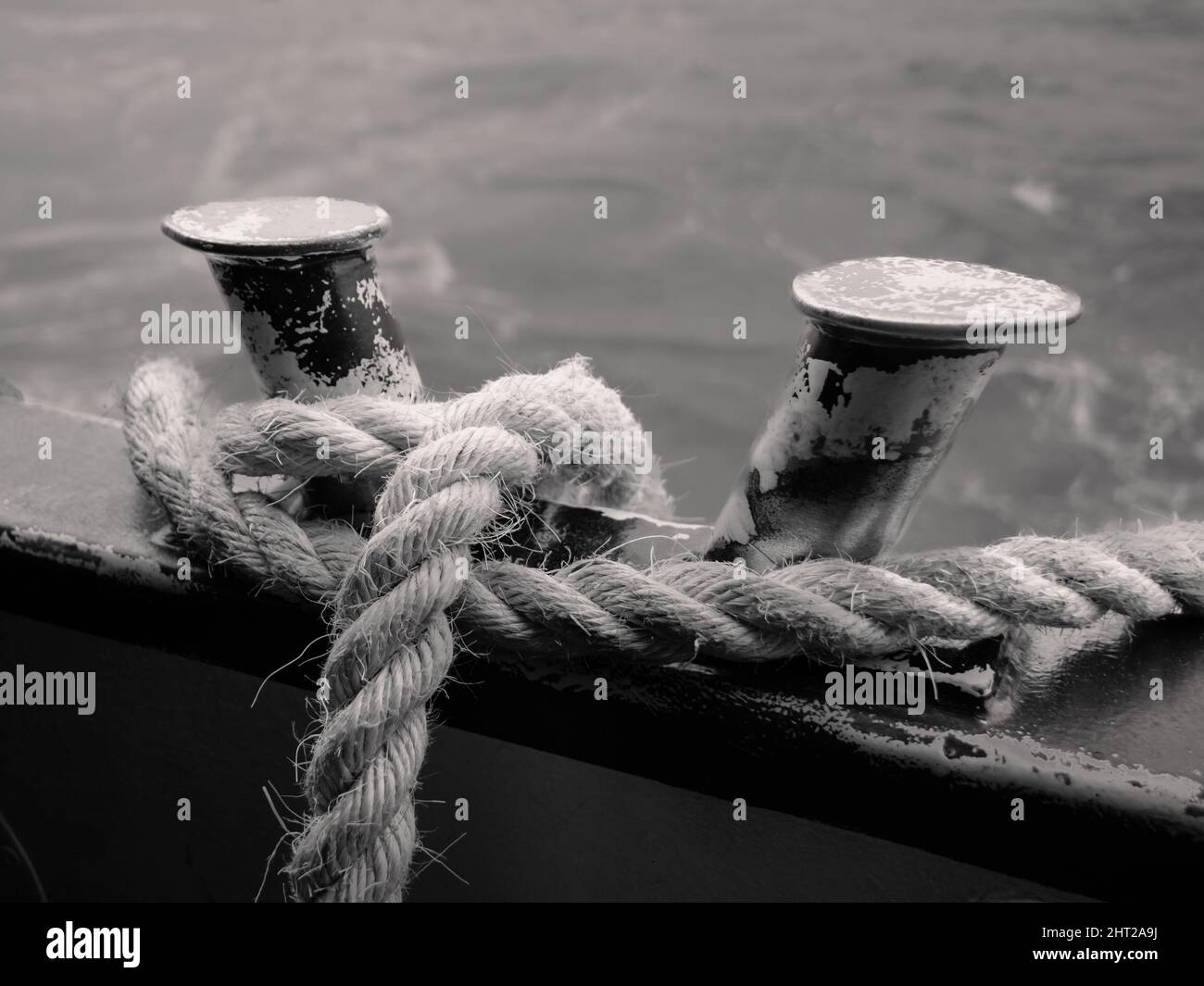 Bollard et enveloppé Hemp Rope ou Hawser sur un bateau Vaporetto à Venise, Italie en noir et blanc Monochrome Banque D'Images