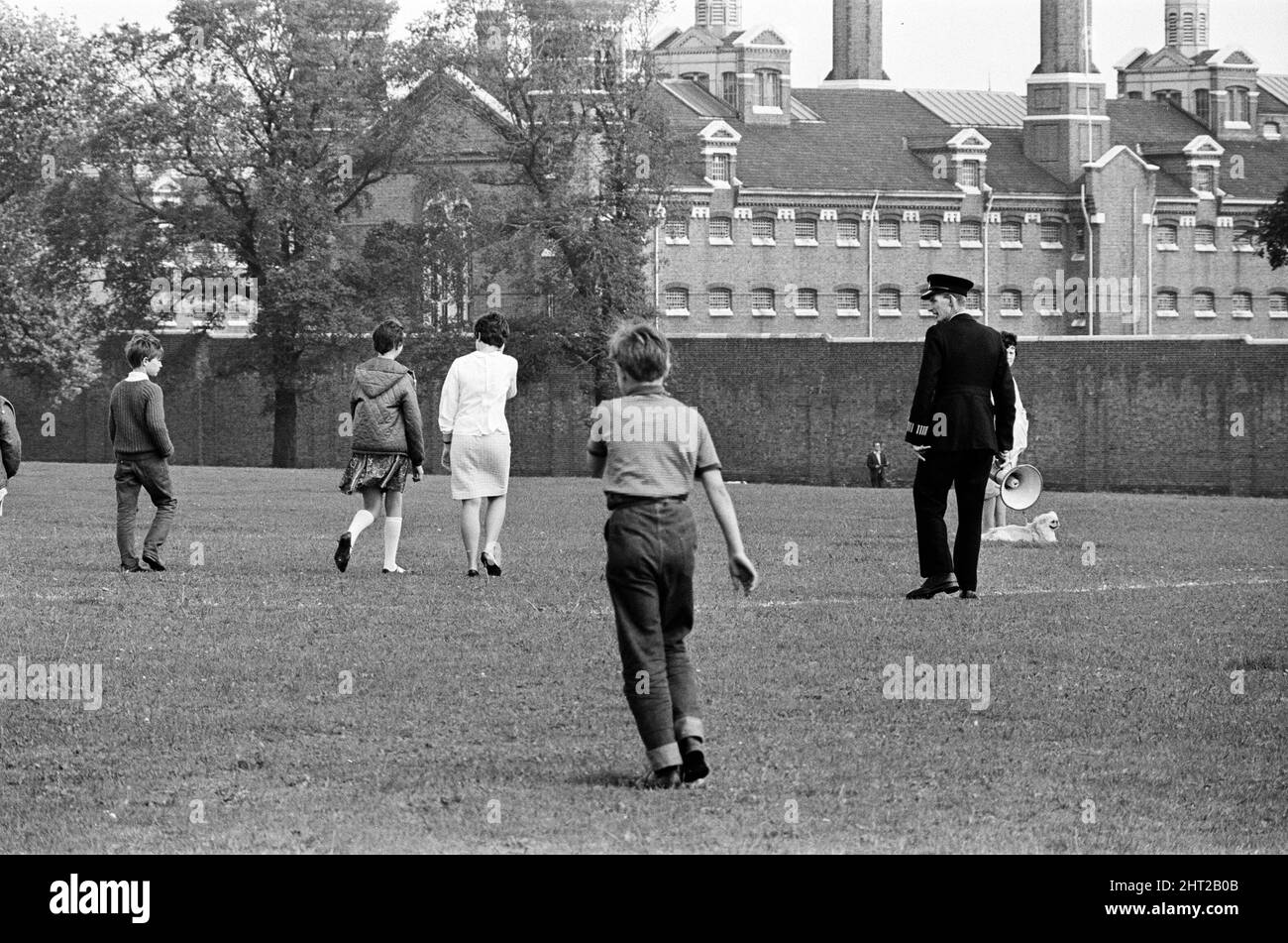 Trois policiers, le sergent-détective Christopher Tippett Head, 30 ans, le gendarme détective temporaire David Bertram Wombwell, 25 ans, et le gendarme Geoffrey Roger Fox, 41 ans, ont été abattus après avoir enquêté sur une fourgonnette bleue battue Standard Vanguard, stationnée dans la rue Braybrook, avec trois hommes assis à l'intérieur. Harry Roberts, John Edward 'Jack' Witney et John Duddy ont été reconnus coupables de leur meurtre. La police questionner les enfants sur les lieux, la prison des exfoliants de Wormwood peut être vu en arrière-plan. 12th août 1966. Banque D'Images