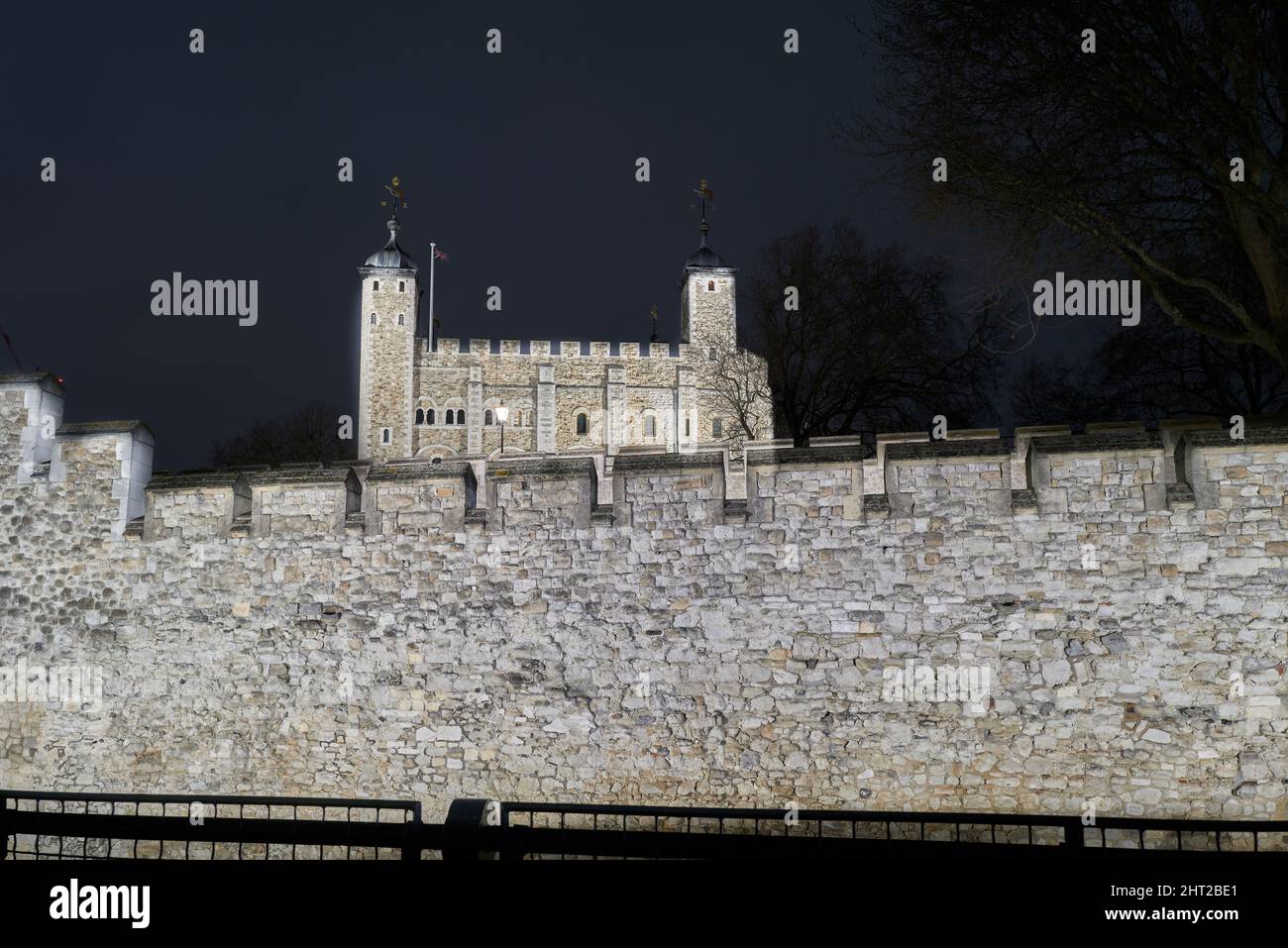 Construit par les Normands, prolongé par des rois médiévaux, une prison et une maison royale, la tour de Londres la nuit. Banque D'Images