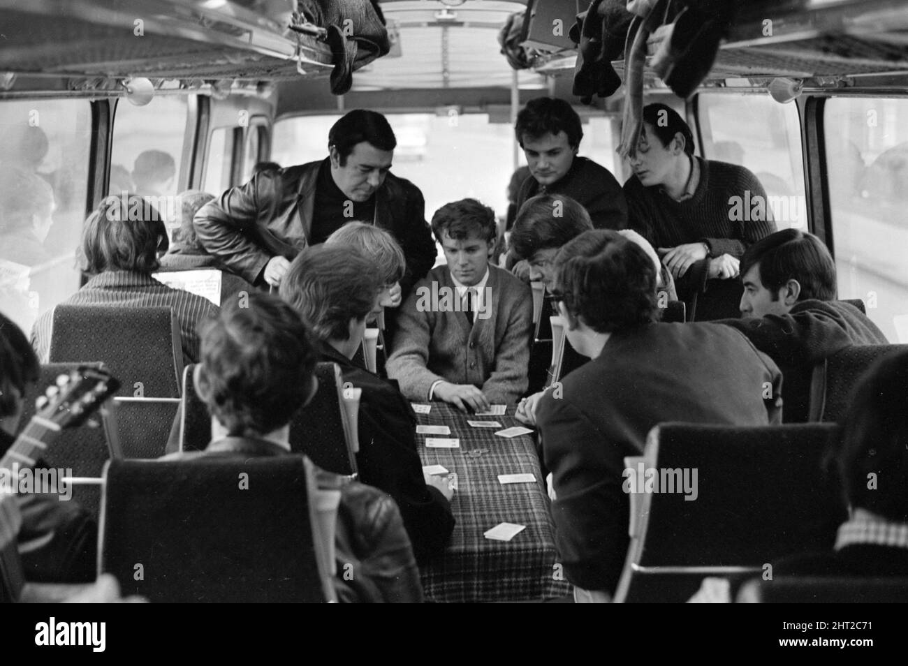 Groupe pop le FourMOST en tournée Un jeu de cartes pour les membres du groupe et de l'équipage sur le bus, passe le temps pendant le voyage du 1965 février Banque D'Images