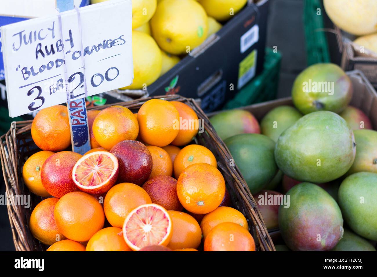 Oranges de sang juteuses et fraîches sur le marché local des fruits Banque D'Images