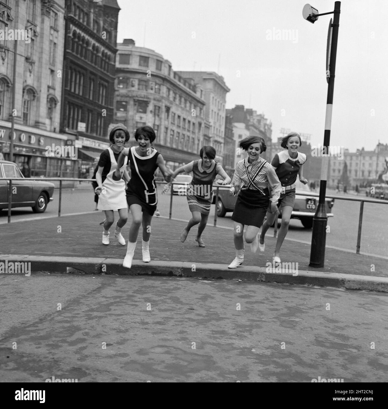 Mary Quant (milieu/centre mort des filles) et son Ginger Group ont mis un peu de gingembre dans Market Street Manchester aujourd'hui après une séance photo. Ils ont fait un anneau un anneau ou des roses autour d'un poteau de lampe. Mais ils se sont rendu compte que leurs mains étaient sales et ont dû revenir au magasin de Lewis pour les laver avant leur prochain spectacle. Photo prise le 10th février 1066 Banque D'Images